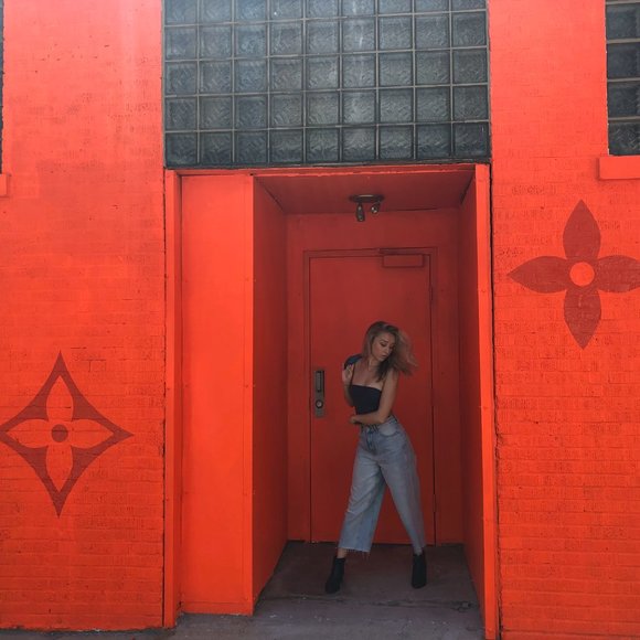 Meet your Posher, Monica - Picture 2 of 3